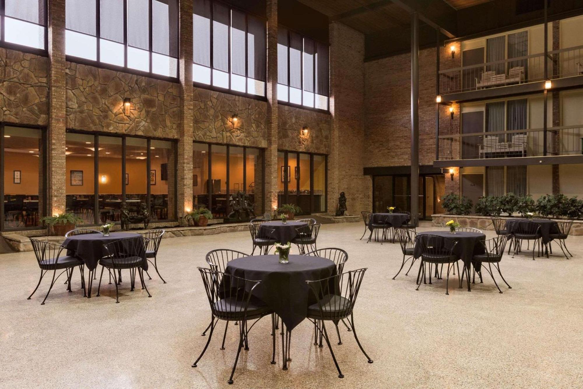 Park Inn By Radisson Sharon West Middlesex Extérieur photo